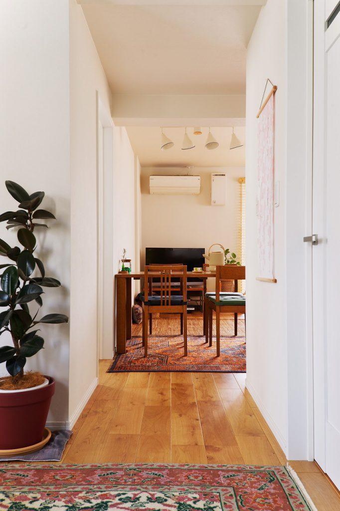 木目の綺麗な床を活かす内装はシンプルな白。