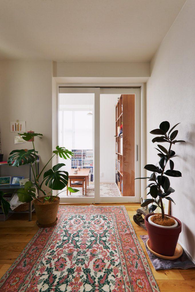 2階ホールは思い切ってゆったりとしたフリースペースに。趣味部屋として セカンドリビングとして、色々な使い方ができます。ガラス引き戸を採用したことで、東の書斎からの明るい光がホールにも差し込みます。