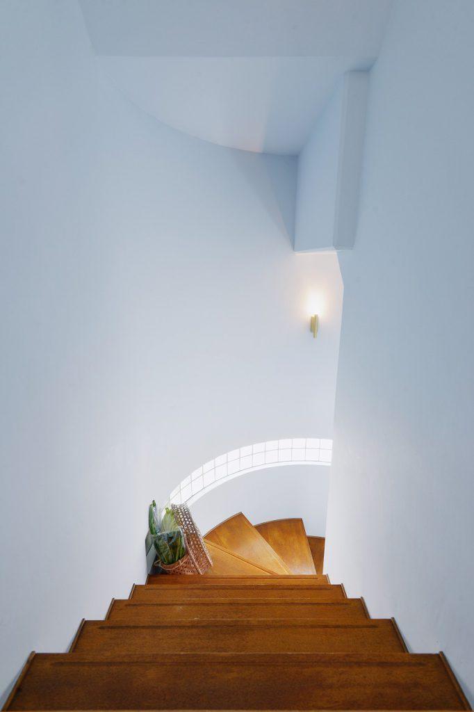 この家を印象付けているアールの階段スペースは淡いブルーの塗装仕上げ。やわらかい印象を与えます。