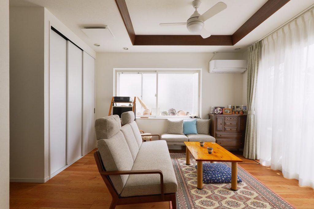 1階の親世帯のリビング。既存の間取りを活かして断熱性能をアップ。窓は2重サッシ＋壁にも断熱材を入れて安心・快適な空間にしました。