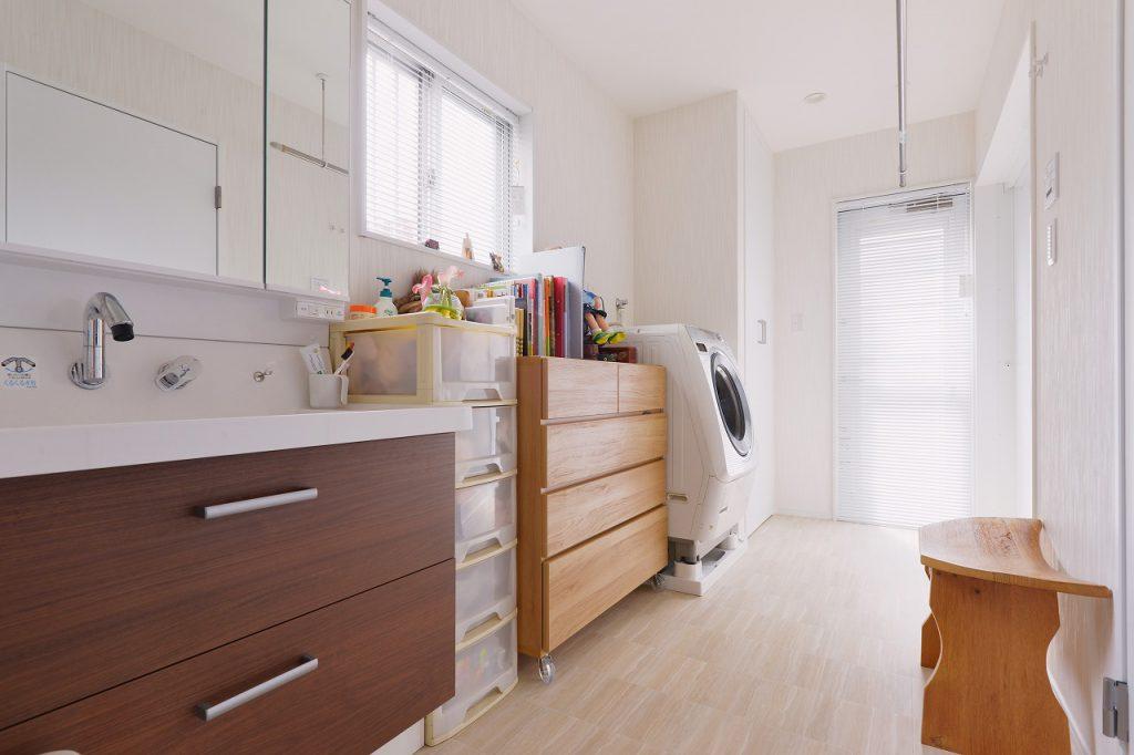 1階親世帯は増築してスペースアップ。増築部分に大きな洗面室とウォークインクローゼットを造りました。