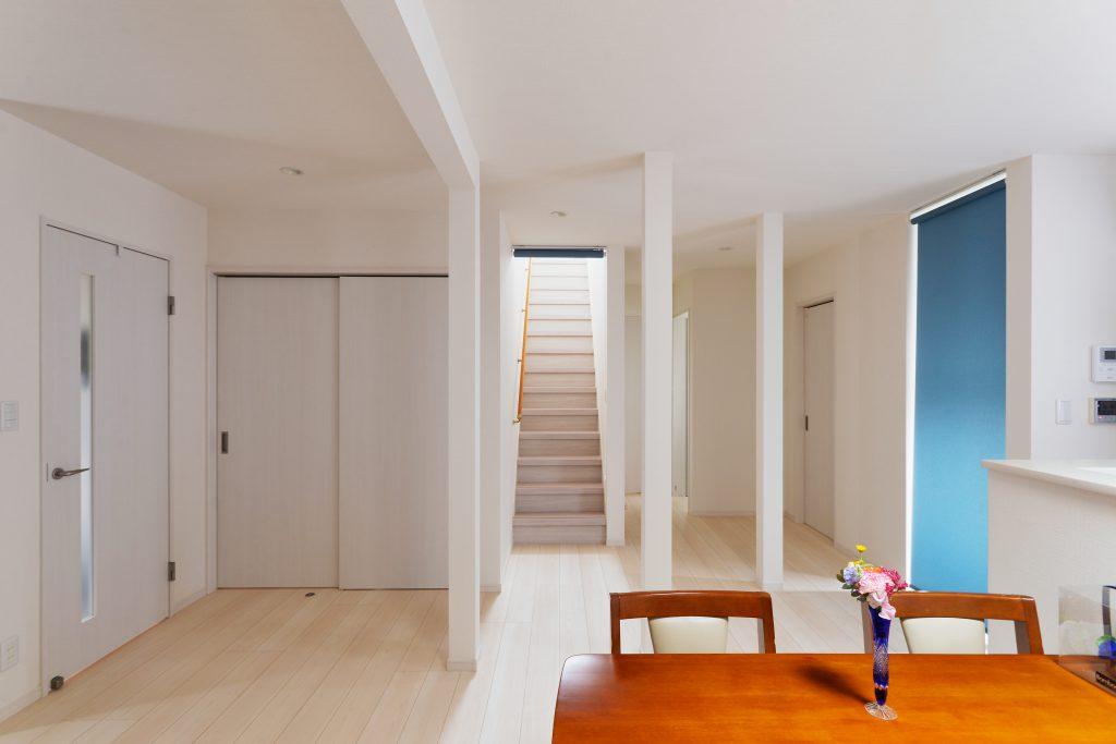 白を基調としたLDKの内装に合わせて階段もリフォームして雰囲気を統一しました。
できるだけ広い空間を実現するため浴室・洗面・トイレの位置も全て変えて広々LDKになりました。