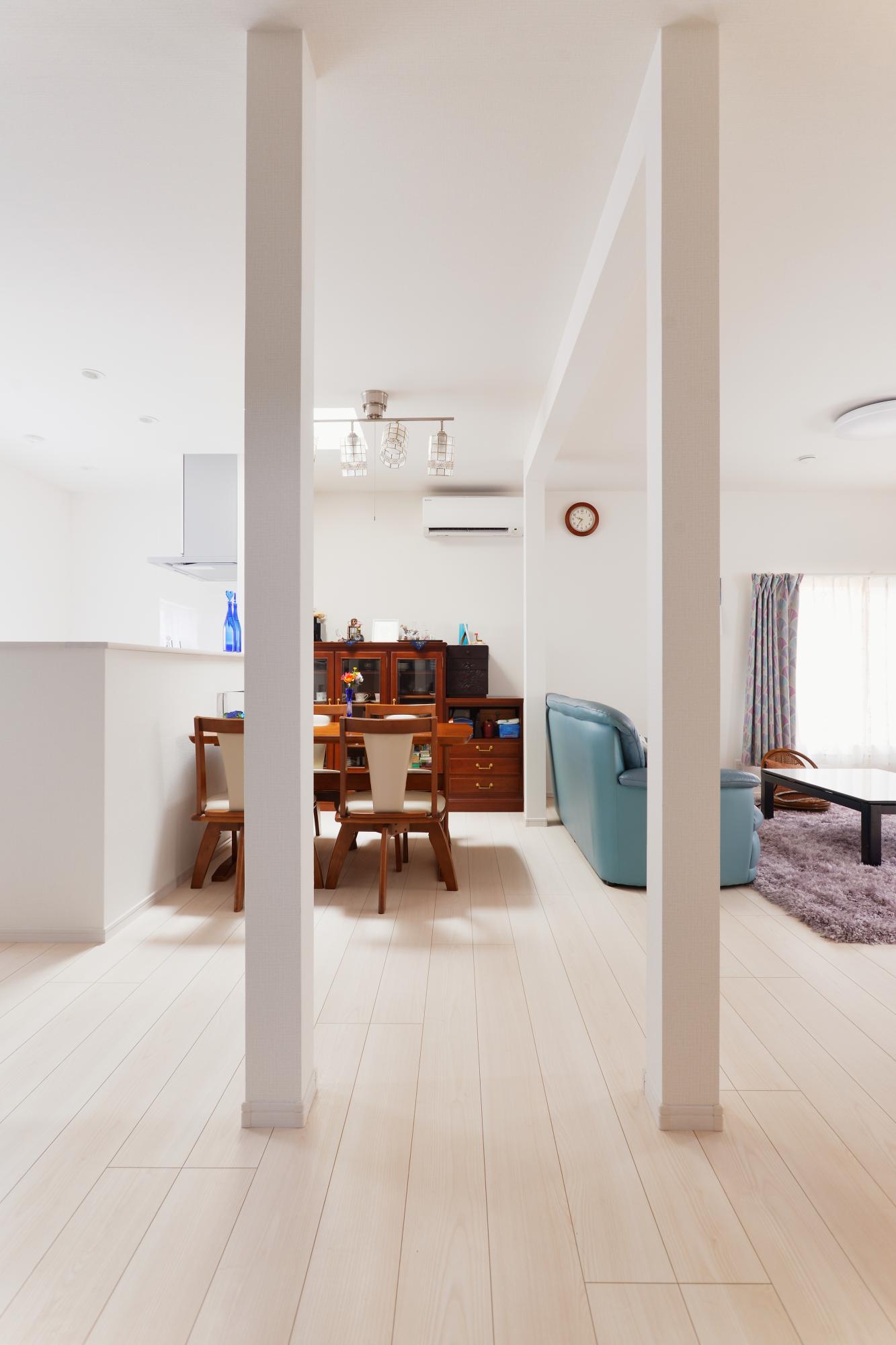 強度を保つため抜けない柱を残して壁は撤去。視線と風が抜ける気持ちの良いLDKになりました。自然光と白基調の明るい内装で清々しい空間になっています。