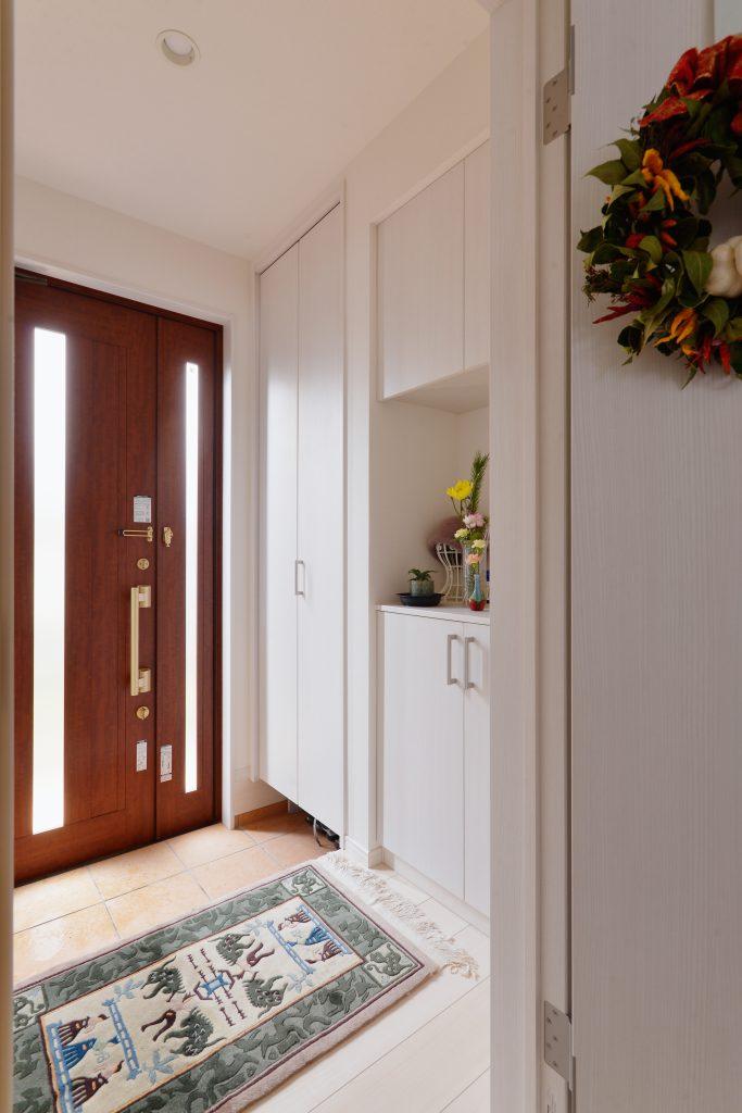 ライフスタイルに合わせて新しく造った玄関。こちらも明るい内装で気持ちが華やぎます。