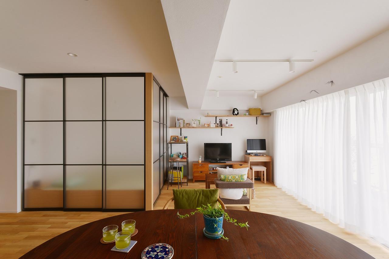 小上がりの和室は夜は寝室として使用。建具を閉めるとまた違った表情も楽しめます。