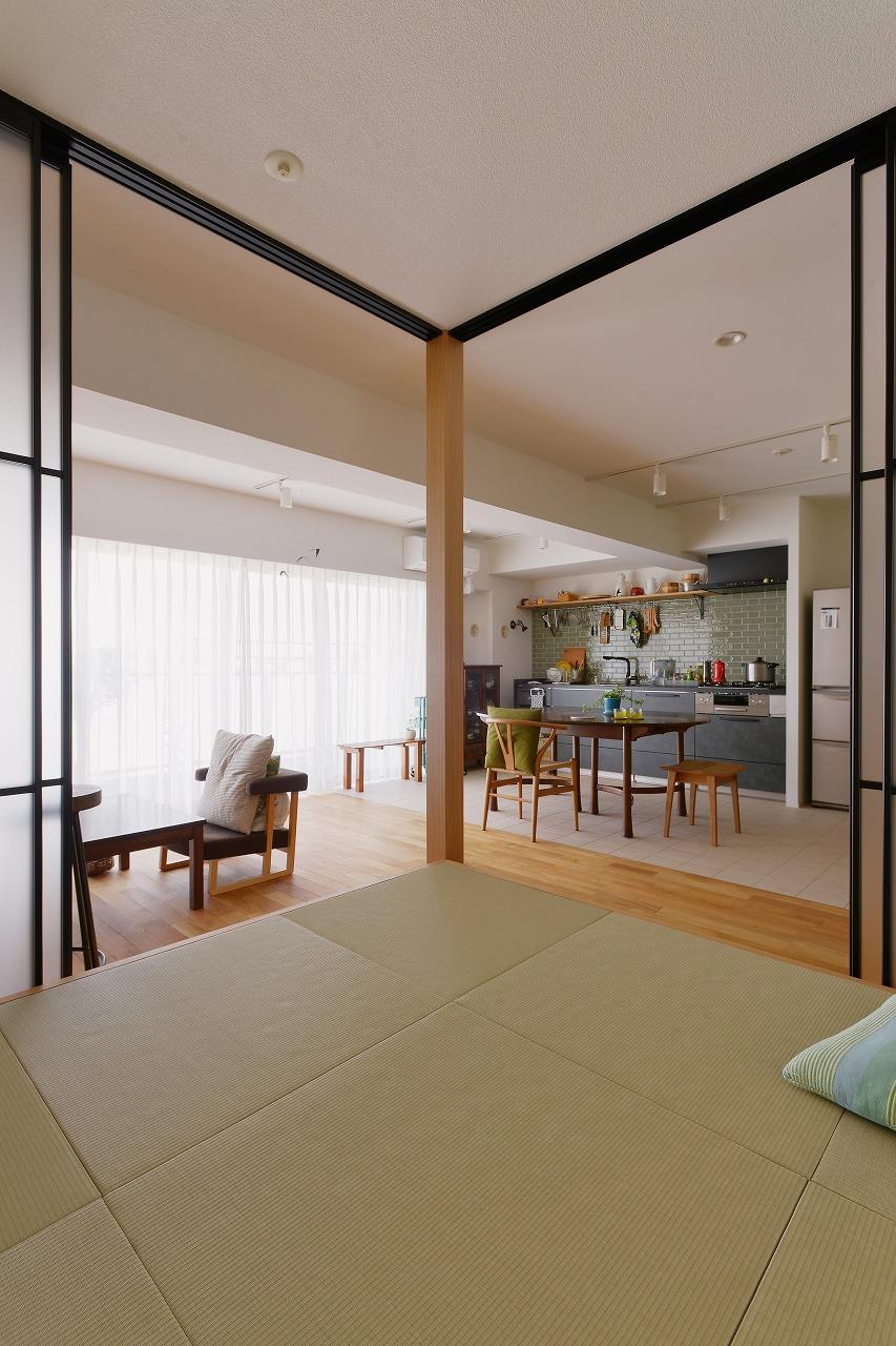 小上がりの畳コーナーからはリビング全体を見渡せます。窓からの朝日を浴びて起床できるのは本当に気持ちよく、爽やかに一日を迎えられるんだとか。