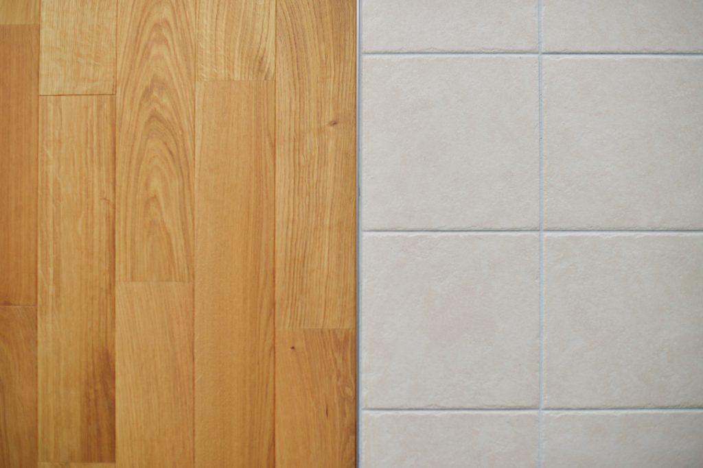 LDKとキッチンのサーモタイルの切り替え部分。実はとっても難しい仕上げなのですが、美しく納まりました。