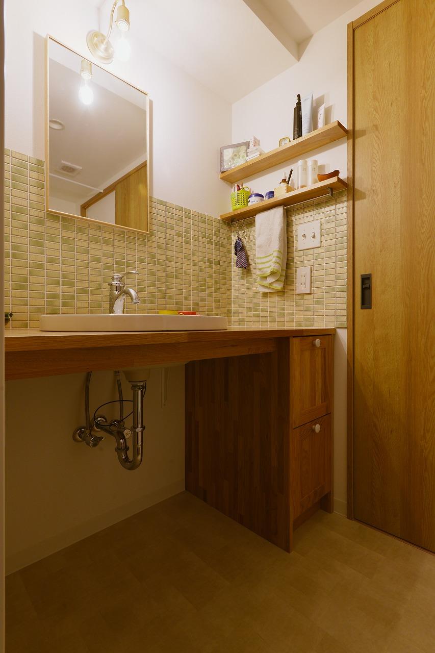 無垢材とボウルで造作した洗面台。タイルとの相性も抜群です。