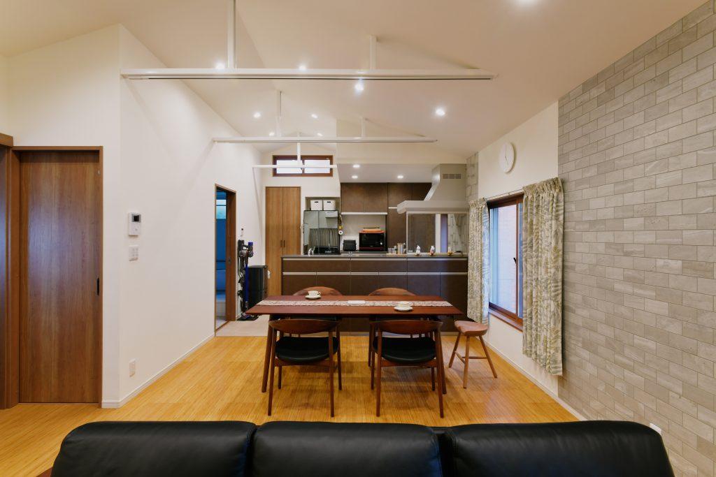 元々和室２部屋とダイニングがあった部屋の間仕切りをなくして、屋根なりの高い天井高にした大空間LDK。今では自然と家族全員が集まる場所です。