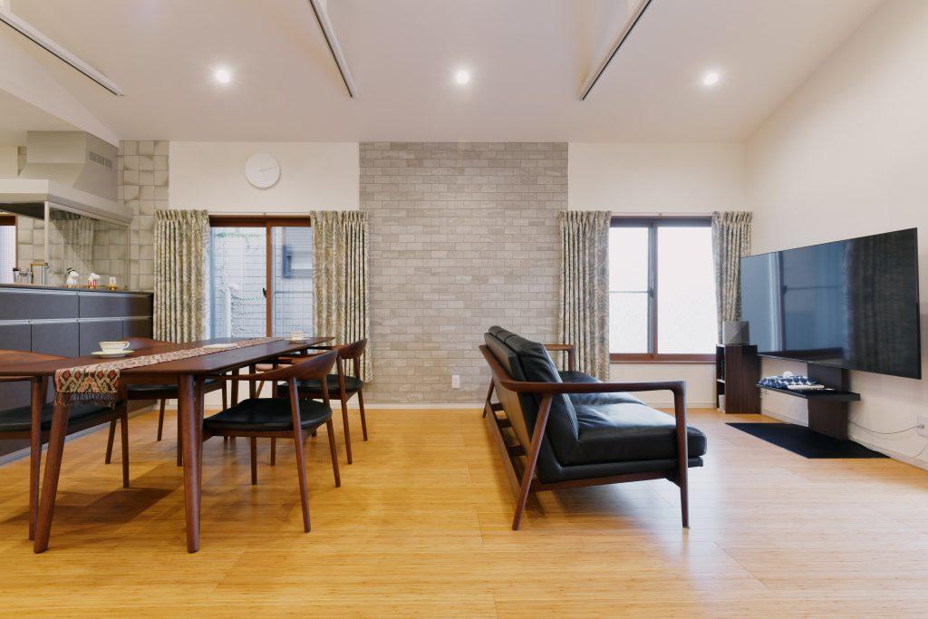 階段を上がった正面の壁は魅せタイルで上質感を演出。既存のサッシ＋インナーサッシで断熱・気密性が上がりました。加えて断熱材で天井・壁・床をくるみ、夏の暑さ・冬の寒さ対策も万全。