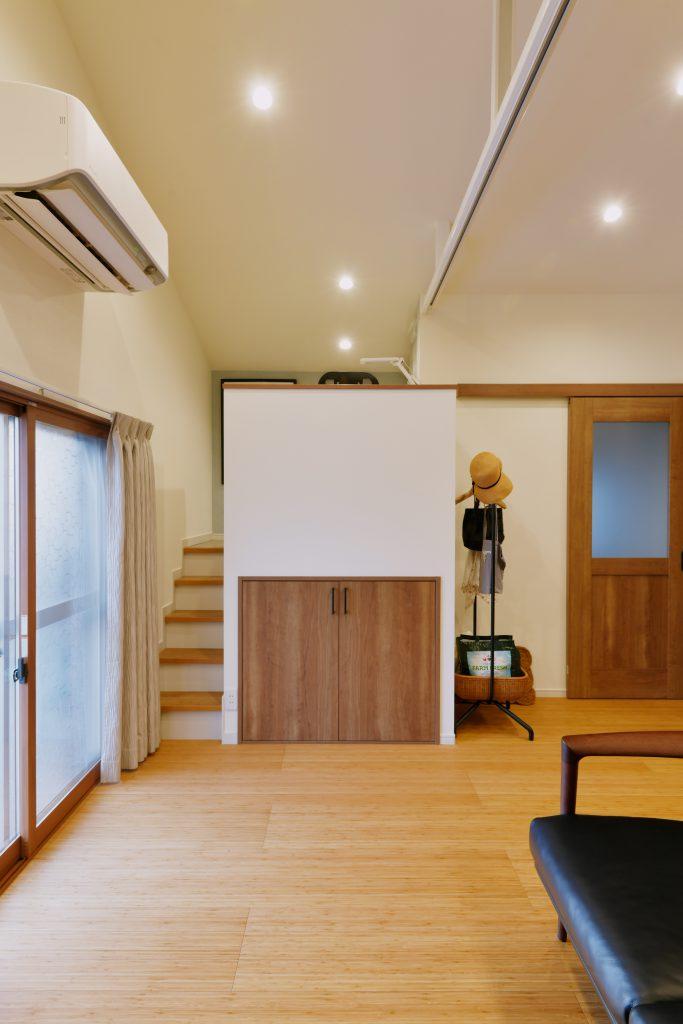 LDK内にスキップフロアを造って上部はワークスペース、下部はリビングから使える収納になっています。秘密基地のようなワクワク感も◎。