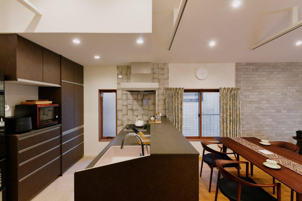 広々LDKと対面キッチンでいつでも家族が集う空間に。キッチン背面の充実の収納ですっきりも実現。