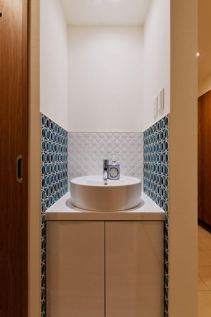 印象的なタイルの1階手洗い。手を洗うのが嬉しくなるような仕上がりです。