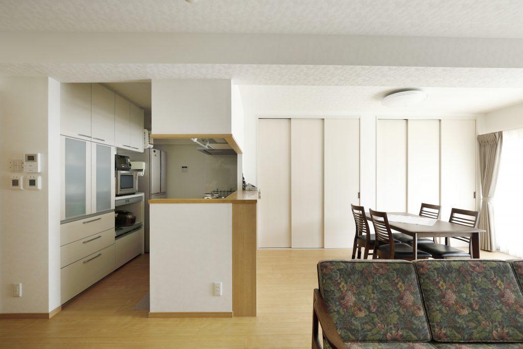 和室を組み込んで大人二人がゆったりと楽しめるリビングになりました。収納スペースもたっぷり確保。お気に入りの家具が映える空間です。