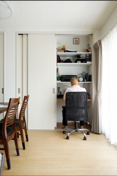 すっきりとしたリビング収納かと思うと、扉を開けると一角はワークスペースになっています。ご主人様のお気に入りスペースです。