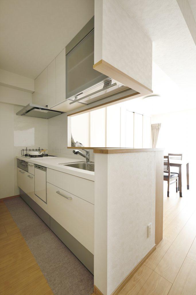 オートダウンウォールで手が届きにくい高さの所にもしっかり収納できます。