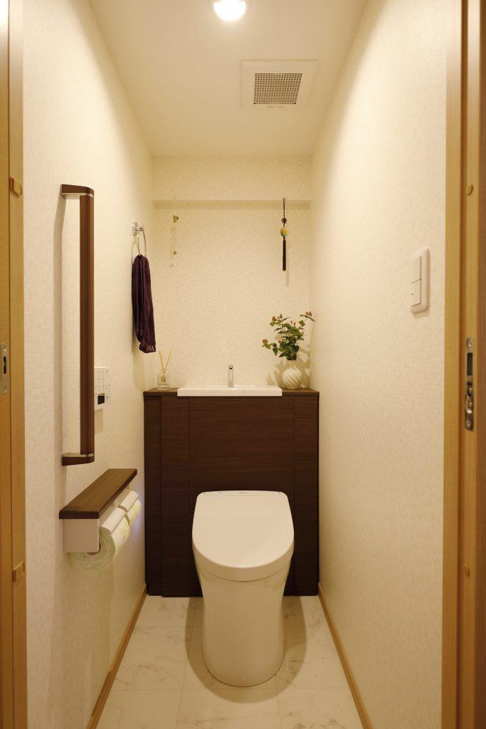 もとは洗面室からのアクセスだったところを、廊下からできるように奥行きを広げました。