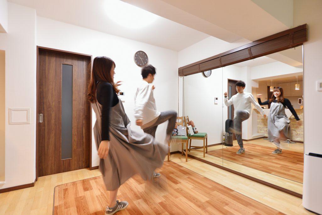 二人並んで踊っても余裕の大きな鏡。まるでスタジオ?!