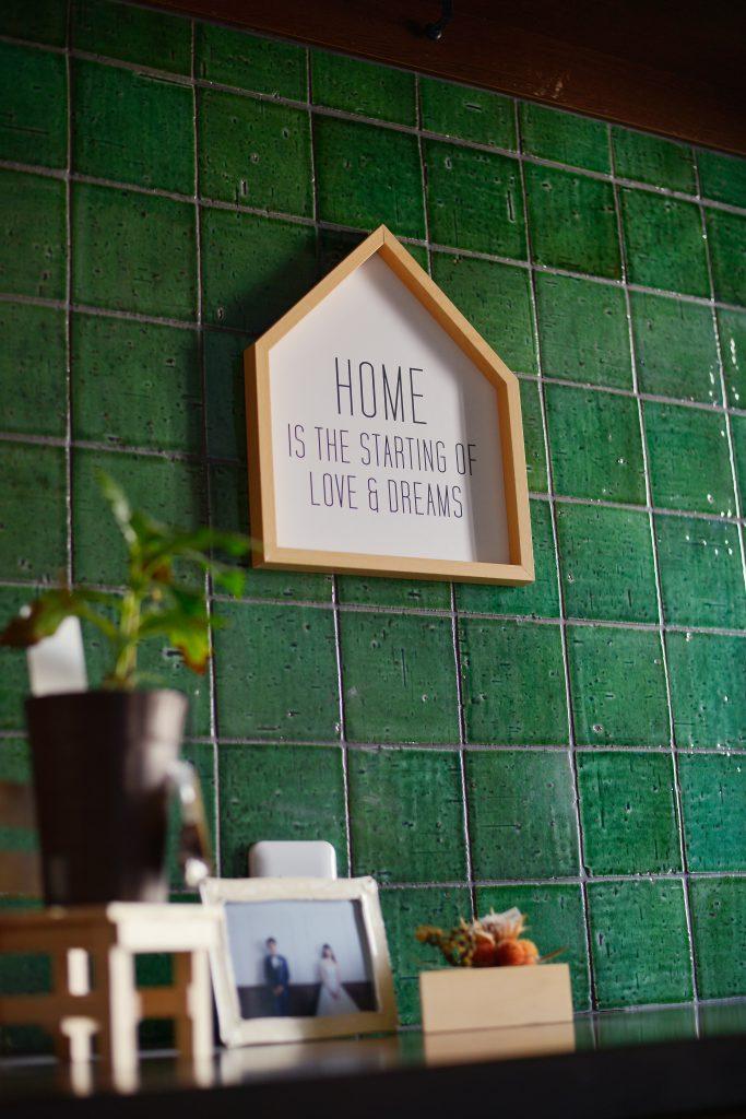 玄関収納には印象的な緑のタイルを組み合わせておしゃれな雰囲気に。