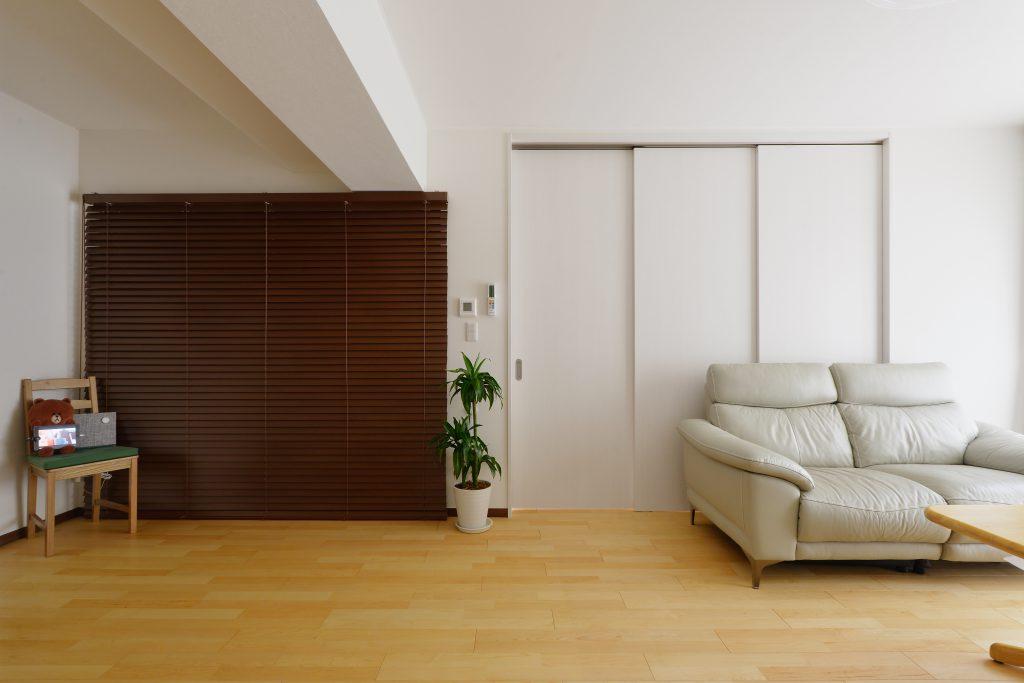 大きな鏡はそれなりの圧迫感もあります。使わない時にはウッドブラインドを下ろすと、スタジオから落ち着いたリビングに早変わり。