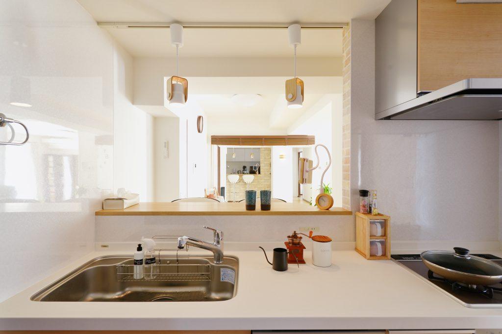 キッチンの場所を変えるのではなく向きを変えて、視線が抜ける開放的な対面キッチンを実現。