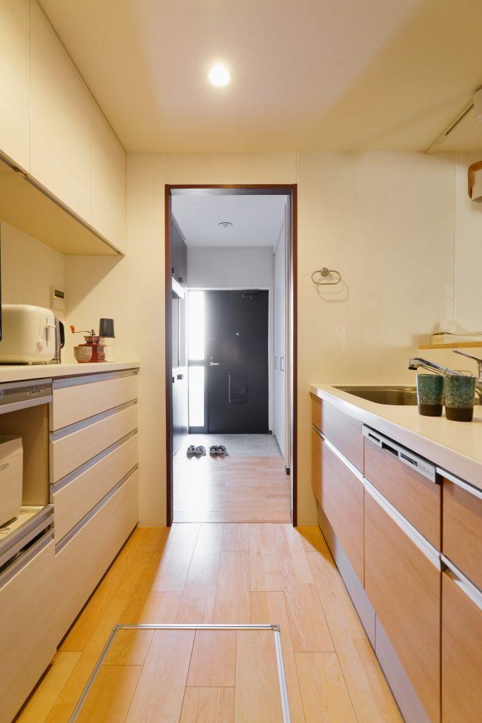 玄関から直接キッチンにアクセスできるレイアウトでお買い物の動線もスムーズ。共働き世帯には家事動線の効率アップは最優先。