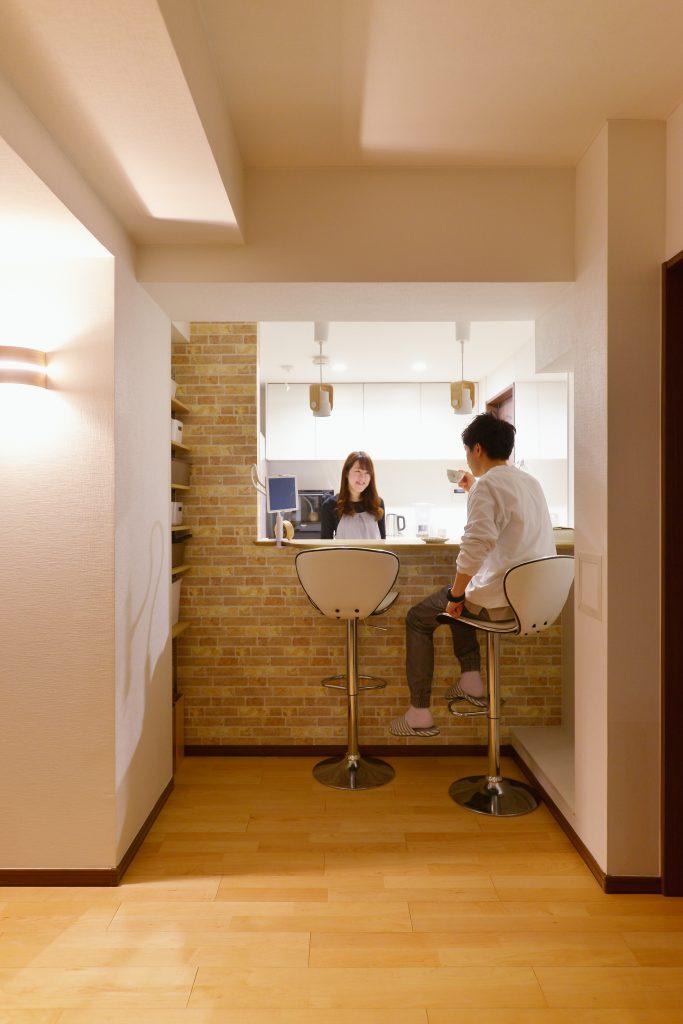 キッチン前はカウンターを設けて朝ごはんをとったり、 練習中の一休みスペースにも。