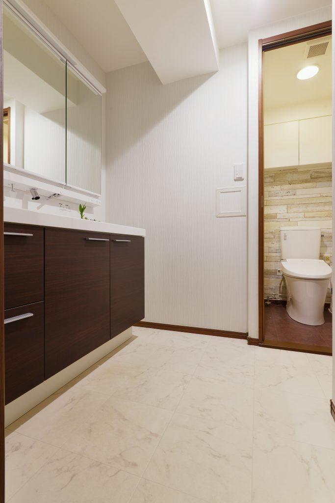 奥にあるトイレへの経路は脱衣室と洗面室を分離することで実現。パウダールームになりました。