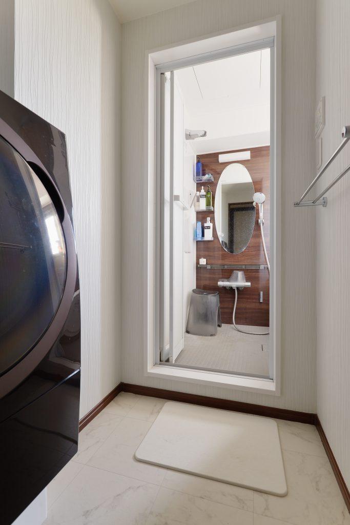 お仲間が来ていても気軽に入浴できる間取りになりました。タイルのお風呂はあたたかくすっきり使えるシステムバスに。脱衣室に洗濯機置き場を設けたのですぐにお洗濯ができるのもポイントアップ。