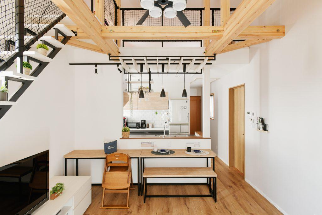 増築した８帖の空間を広々と見せるために吹き抜けにし、構造梁を化粧で見せてポイントにしました