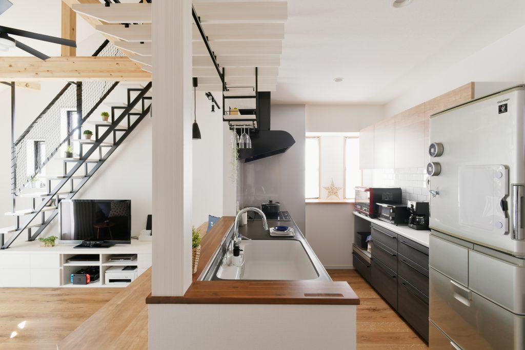 キッチン横の窓は既存の出窓を活かしました。