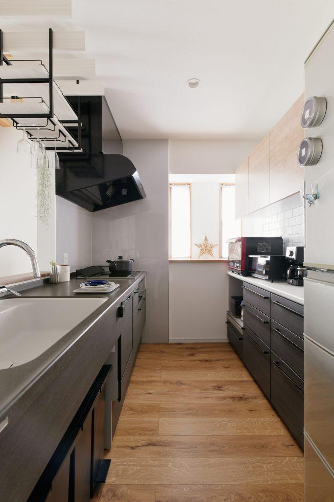 シンク下はゴミ箱置き場として有効活用。ゴミ箱置き場は大切です。