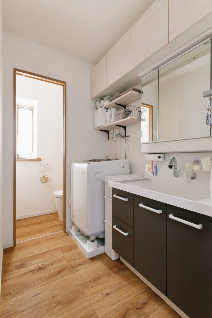 洗濯好きな奥様の希望で広いボウルと大収納を実現。