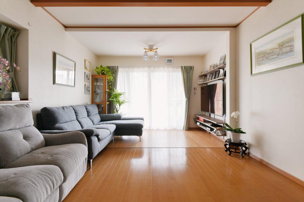 1階親世帯リビングも増築して広々空間に。