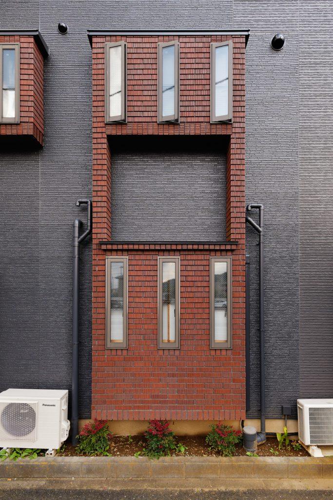 新しい家の外装は既存のレンガを一部残してアクセントにしました。