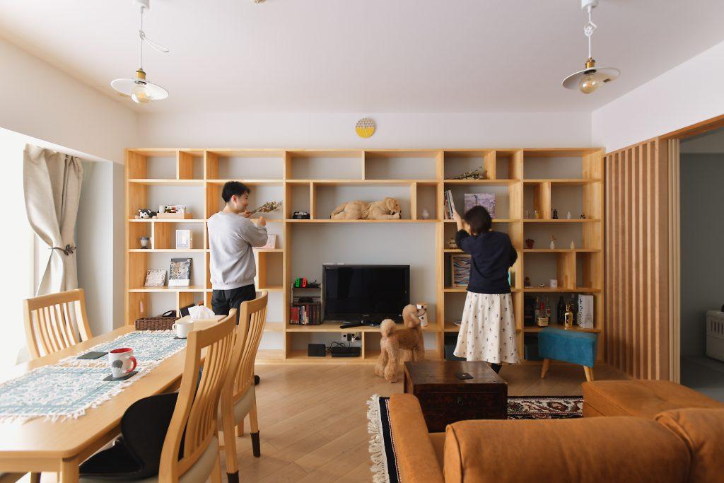 目を引くのは壁一面のオープ収納。壁の色を魅せるように、あえて背板を付けないスタイルをチョイスしたので、クロスの色見にはこだわりました。淡いブルーのクロスがアクセントになっています。