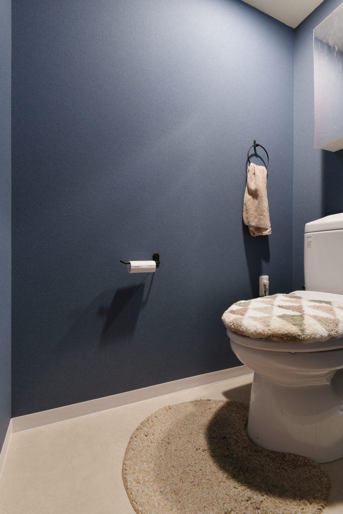 シンプルで落ち着いたトイレ