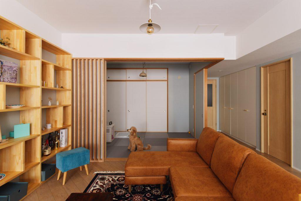 和室の畳はフローリングとの相性も考えて薄紫色に。