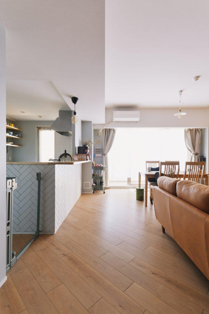 床材は斜めに張ってアクセントに。わんちゃんが滑りづらいフローリングを選びました。