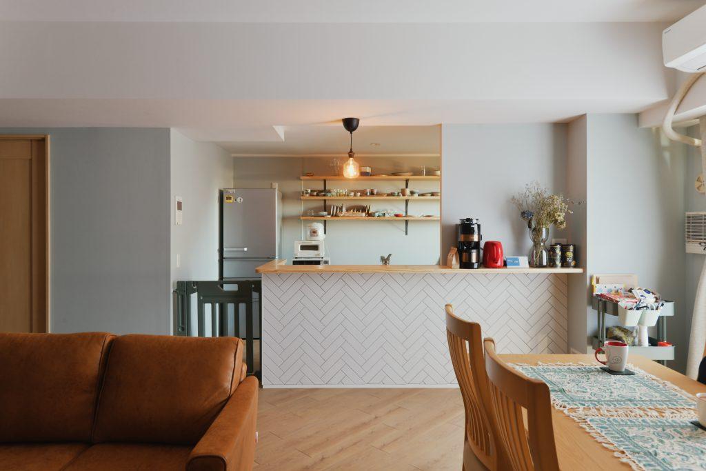 カウンター下のヘリンボーン貼りタイルはこだわりのひとつ！