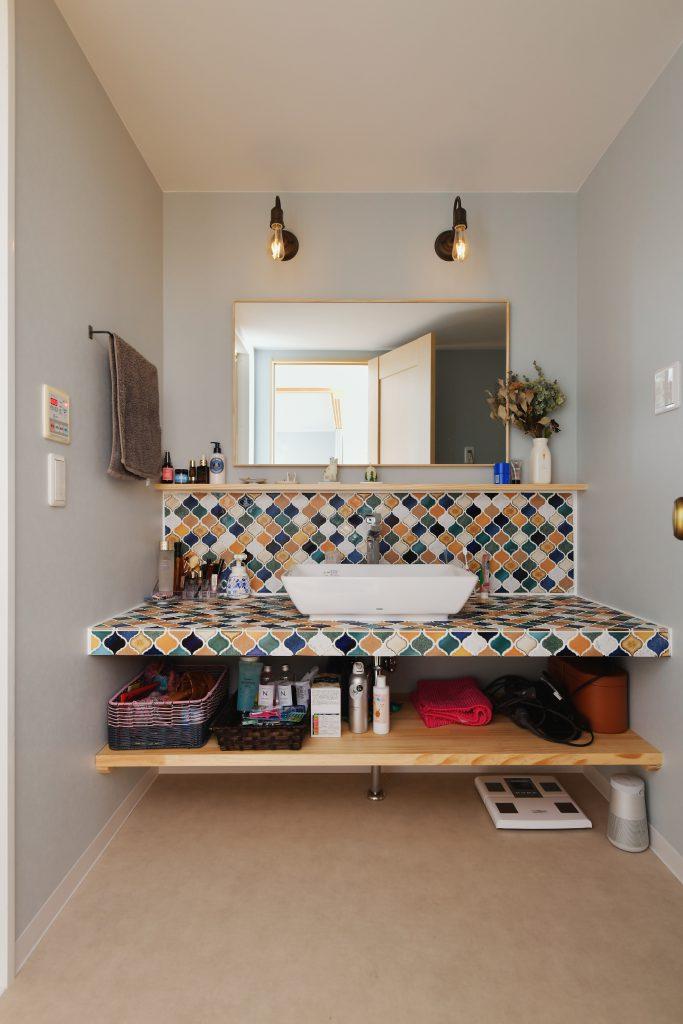 世界にひとつだけの造作洗面台。パイン材の棚が柔らかい雰囲気にぴったりで奥様お気に入りの仕上がりです。