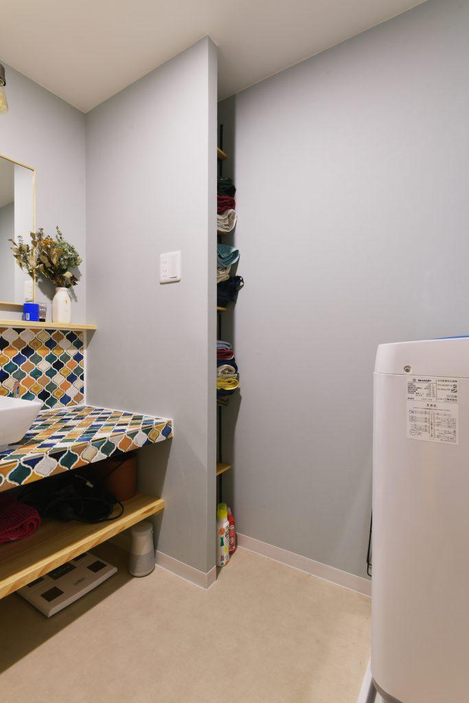 洗面横のスペースは使い方に合わせて収納できる可動棚を設けました。