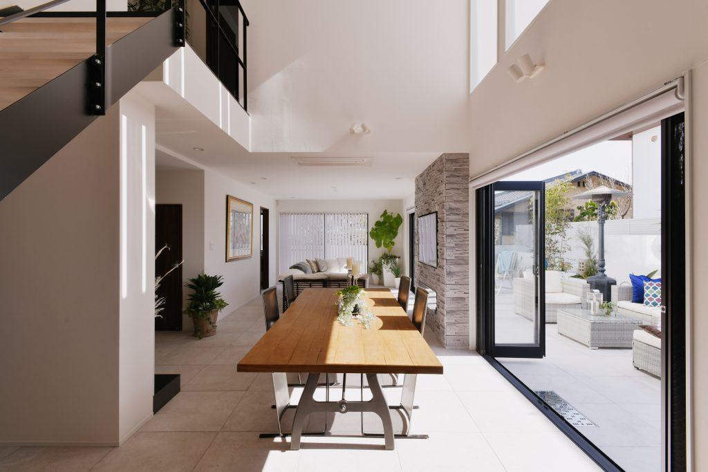 既存は2階部分にお部屋がありましたが、思い切って吹き抜けにして光あふれる開放的なLDKになりました。