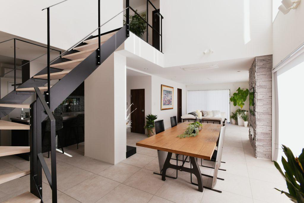 抜けない壁を逆手にとって鉄骨で造ったリビング階段を設置。