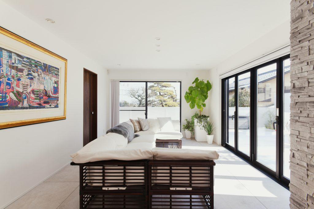 大きな開口のサッシを入れて明るく広々した空間に。