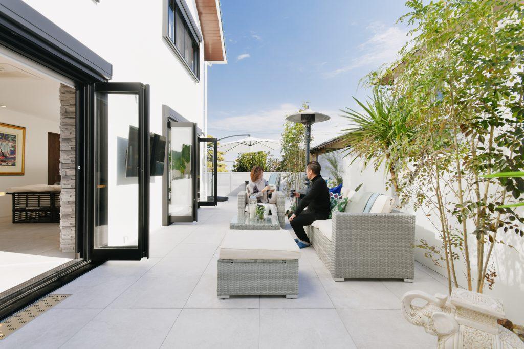 生垣と庭木だけの普通のお庭がアウトドアリビングに。これぞリゾート！