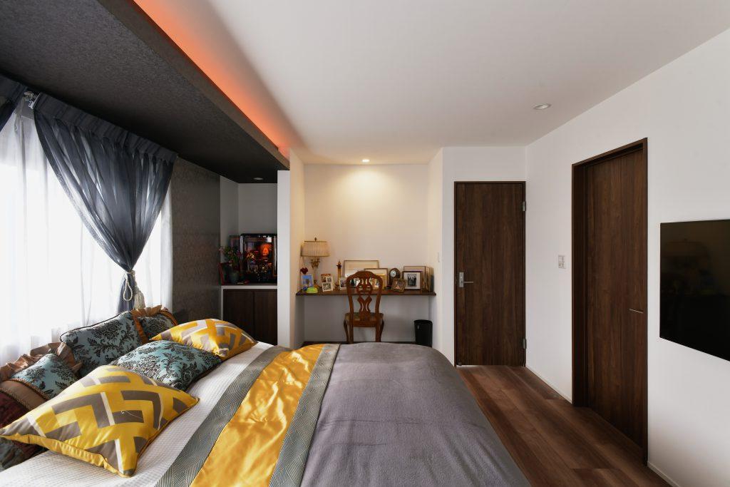 寝室にも間接照明を採用して、ゆったり時間が流れる落ち着いた空間に。