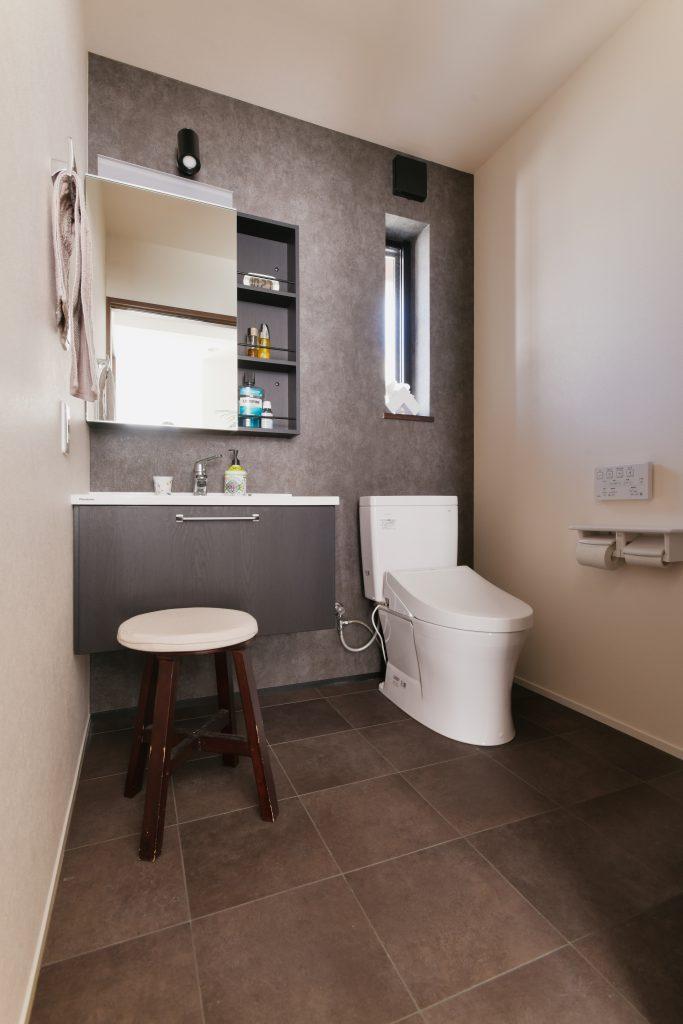 ２つあるうちの こちらはプライベートトイレ。空間を有効活用するため洗面とトイレを一つにまとめました。どこか落ち着く居心地の良い空間です。