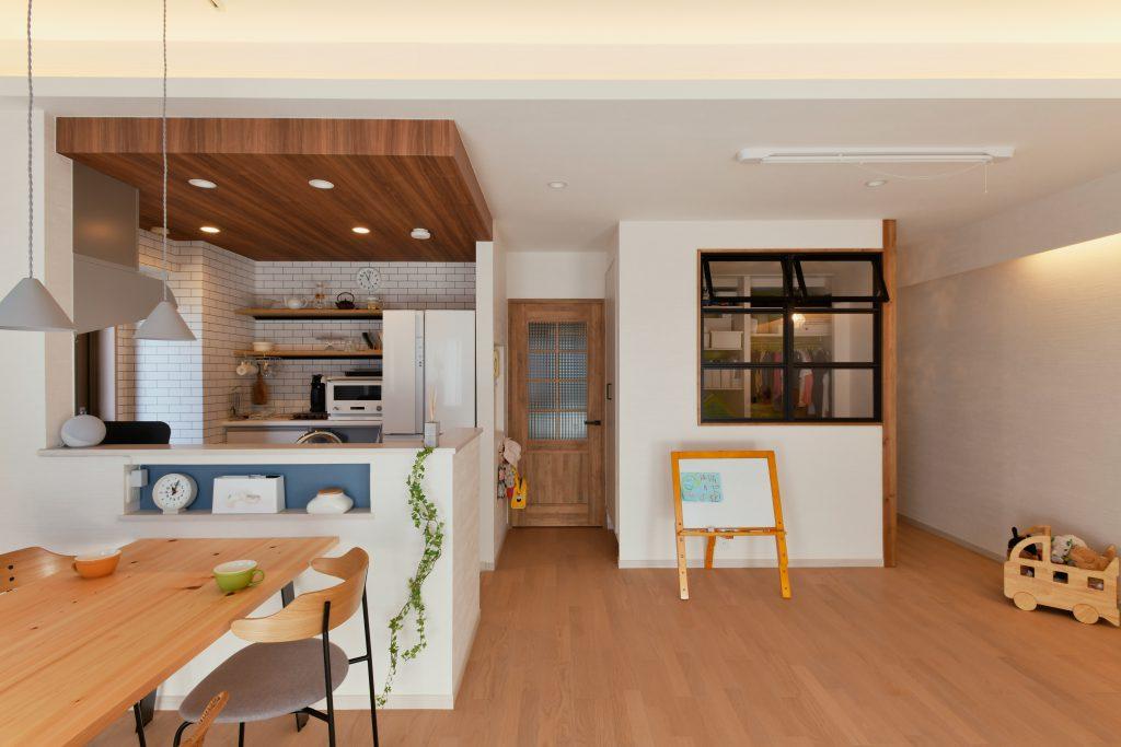 室内壁のあるスペースは元は和室でしたが今は奥様専用の空間に。室内窓を設けたので、お部屋からもリビングの様子が分かるのはもちろん、可愛いクロスをチョイスしたのでリビングからの印象も軽やかに。