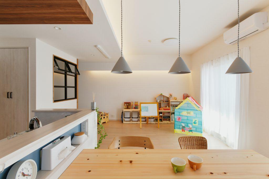 奥様のスペースになった和室部分はサイズダウンして、その分リビングを広くしました。正面の壁には間接照明も埋め込んで夜は雰囲気がまた格別。ダイニング側にはニッチ収納も。今回はニッチ収納を随所に効果的に設けています。